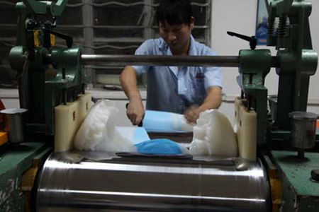 硅胶炼胶机工作情景 硅胶炼胶机工作情景